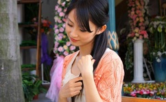 外国女子看破红尘 在山上做起这种事